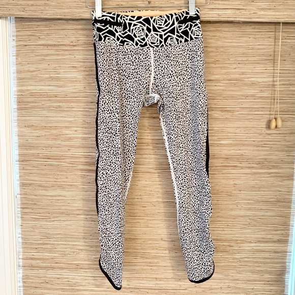 lululemon Geometric Rose Cropped Legging - Picture 6 of 6